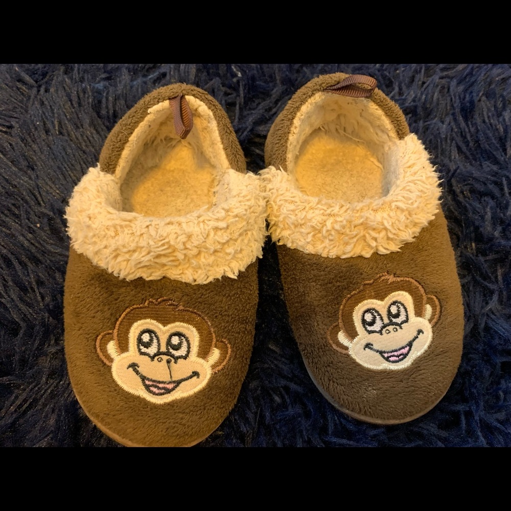 Boys house shoes c7-8.